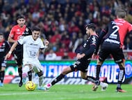 Leonardo Suárez intenta quitarse a la defensa para mandar un tiro a puerta.