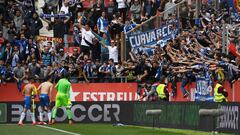 GIRONA, SPAIN - APRIL 06: The RCD Espanyol players celebrates victory with the fans after the La Liga match between Girona FC and RCD Espanyol at Montilivi Stadium on April 06, 2019 in Girona, Spain. (Photo by Alex Caparros/Getty Images)