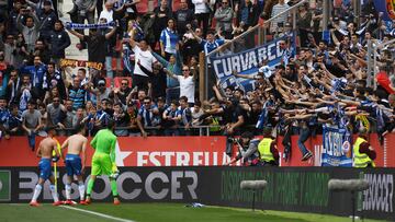 GIRONA, SPAIN - APRIL 06: The RCD Espanyol players celebrates victory with the fans after the La Liga match between Girona FC and RCD Espanyol at Montilivi Stadium on April 06, 2019 in Girona, Spain. (Photo by Alex Caparros/Getty Images)