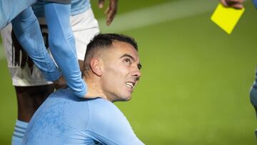 Iago Aspas mira al árbitro tras marcar el 1-0 contra el Valencia y recibir una tarjeta amarilla por sacarse la camiseta.