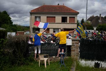 Seguidores del Tour de Francia disfrutando del paso de los ciclistas desde la cuneta