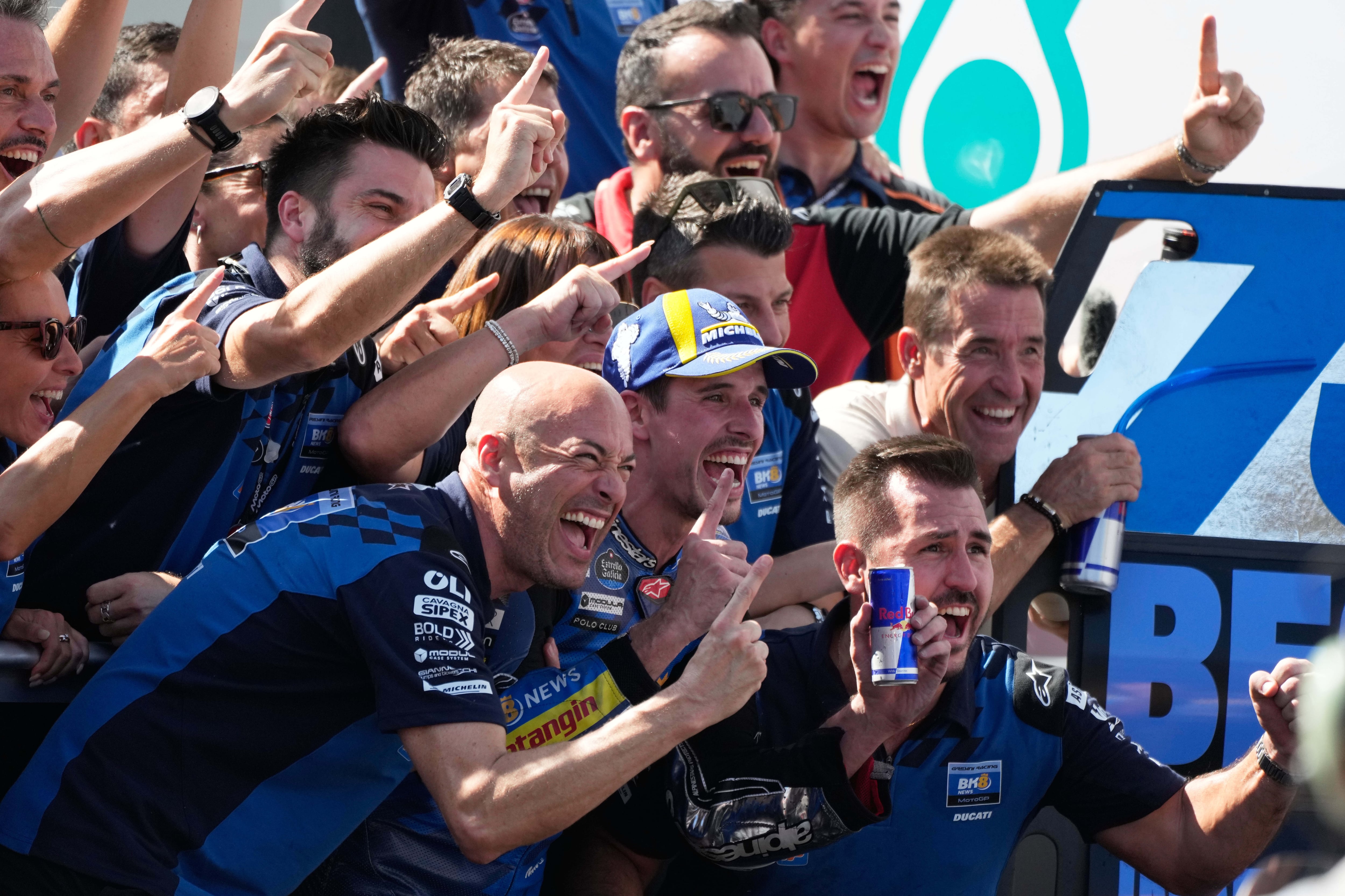 Álex Márquez celebra junto con todos sus compañeros de escudería la victoria en el Gran Premio de Sepang.