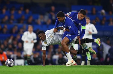 Wesley Fofana y Thiago Silva impiden la carrera de Vinicius.