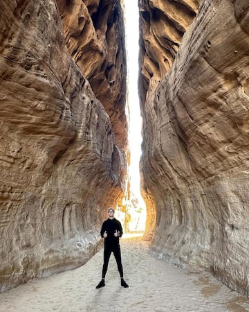 Cristiano Ronaldo y su novia, Georgina Rodríguez han realizad días atrás una romántica escapada al al desierto de Arabia Saudí. El complejo donde se han hospedado se llama Banyan Tree AlUla siendo uno de los destinos turísticos de Arabia Saudí más solicitados por personas de alto standing, ya que el precio por noche para dos personas oscina entre los 5.000 y los 10.000 euros.