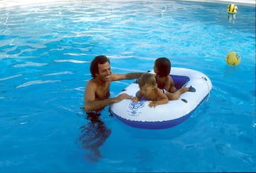 De vacaciones en Torremolinos, Julio Iglesias juega en la piscina con sus hijos Julio Jos¨¦ y Enrique. Los dos ni?os tendr¨ªan una carrera musical con diferente ¨¦xito.