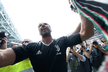 Soccer Football - Serie A - Juventus vs Hellas Verona - Allianz Stadium, Turin, Italy - May 19, 2018   Juventus' Gianluigi Buffon with fans before the match    REUTERS/Massimo Pinca