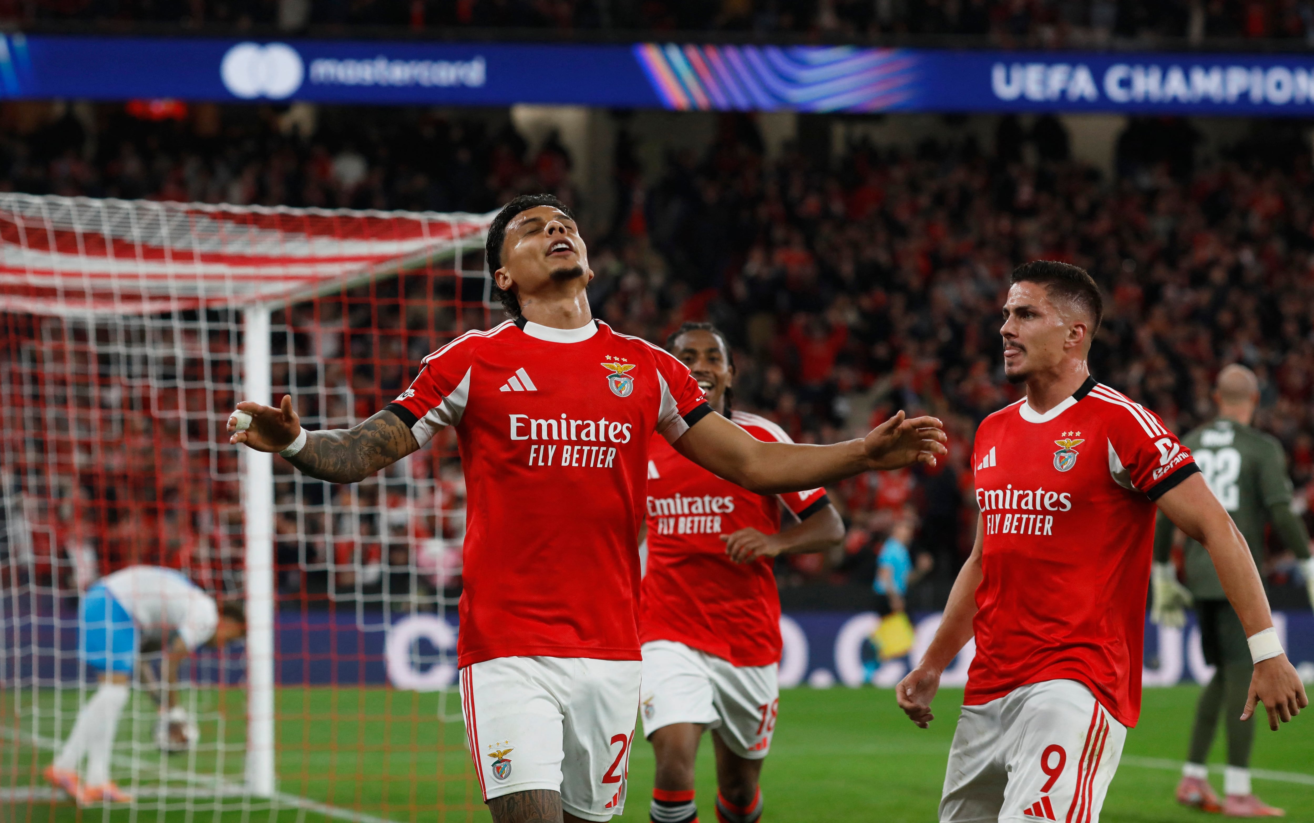 Ríos enciende el interruptor en da Luz