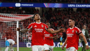 Richard Rios celebra un gol con Franjo Ivanovic.