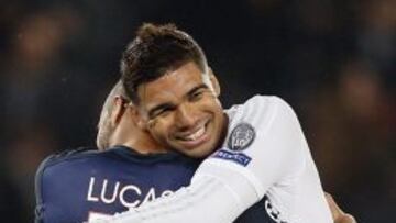 El brasile&ntilde;o del Real Madrid Carlos Henrique Casemiro abraza a Lucas Moura, del Par&iacute;s Saint Germain.