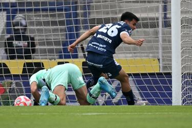 Rodrigo Parra lo vuelve a hacer; regala goles en el arco de Pumas