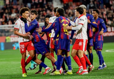 El delantero blanquirrojo corta una jugada con una entrada desmedida a Lamine Yamal. El arbitro, Soto Grado, le enseña la cartulina roja y, entre tanto, se monta una bronca que al final acaba en nada.