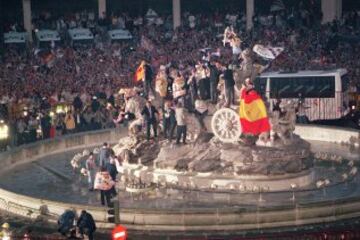 Apoteósico fue el recibimiento que tuvieron los héroes de Amsedam a su regreso a la capital española. Miles de personas jalearon a los conquistadores de la Séptima a lo largo del recorrido desde Barajas hasta la fuente de La Cibeles.