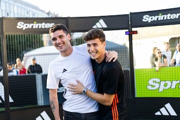 Sergio Camello junto a Rodrigo Riquelme en el evento de presentación de sus nuevas botas Adidas F50.