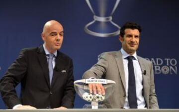 Secretario general Gianni Infantino y el embajador de la final en Lisboa, el ex internacional portugués Luis Figo durante en el sorteo de los cuartos de final de la Liga de Campeones de la UEFA en la sede de la UEFA en Nyon