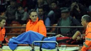 <b>EN CAMILLA.</b> Asi abandonó Thiago Silva el césped de San Siro el pasado sábado.