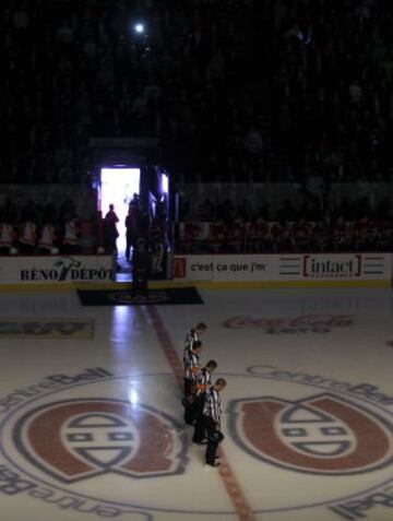 Minuto de silencio de los árbitros en el encuentro de hockey entre Montreal Canadiens y Philadelphia Flyers en Montreal.