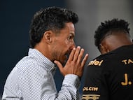 Tolima's head coach Lucas Gonzalez talks to Tolima's defender #03 Jan Carlos Angulo during the Copa Libertadores group stage football match between Uruguay's Nacional and Colombia's Deportes Tolima at the Gran Parque Central stadium in Montevideo on April 14, 2026. (Photo by Eitan ABRAMOVICH / AFP)
