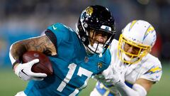 JACKSONVILLE, FLORIDA - JANUARY 14: Evan Engram #17 of the Jacksonville Jaguars carries the ball against the Los Angeles Chargers during the second half of the game in the AFC Wild Card playoff game at TIAA Bank Field on January 14, 2023 in Jacksonville, Florida.   Douglas P. DeFelice/Getty Images/AFP (Photo by Douglas P. DeFelice / GETTY IMAGES NORTH AMERICA / Getty Images via AFP)