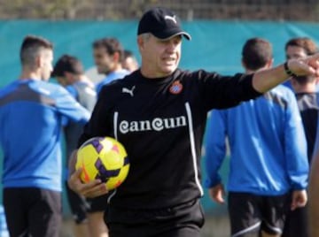 Aunque no defendió los colores del Espanyol como jugador, sí lo hizo como DT, dirigiendo al equipo 100 partidos de 2012 a 2014.