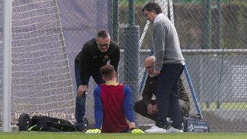 29/03/24  FC BARCELONA ENTRENAMIENTO 

El jefe de Servicios Médicos Dr Pruna atiende a la lesion de Marc André Ter Stegen MEDICO LESION 