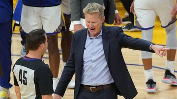 San Francisco (United States), 25/10/2019.- Golden State Warriors Head Coach Steve Kerr (C) talks to official Brian Forte (L) during the second half of the NBA basketball game between the Los Angeles Clippers and the Golden State Warriors at the Chase Cen