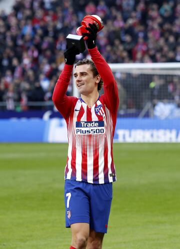 Griezmann muestra el trofeo al mejor jugador del mes de diciembre en LaLiga.