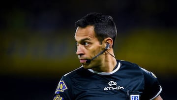 BUENOS AIRES, ARGENTINA - APRIL 17: Referee Fernando Rapallini looks on during a match between Boca Juniors and Lanus as part of Copa de la Liga 2022 at Estadio Alberto J. Armando on April 17, 2022 in Buenos Aires, Argentina. (Photo by Marcelo Endelli/Getty Images)