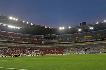 Así se vivió en el Estadio Jalisco la suspensión del encuentro de la Jornada 8 entre Zorros y Felinos por la nueva pantalla central del inmueble.