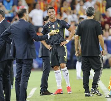 La desolaci¨®n de Cristiano Ronaldo tras ver la tarjeta roja.