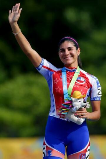 María José Moya disfruta con su medalla de bronce en los 200 metros contrareloj femenino en Toronto 2015.