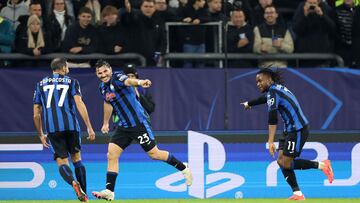 Gelsenkirchen (Germany), 01/10/2024.- Ademola Lookman of Atlanta (R) celebrates with teammates after scoring the 0-2 during the UEFA Champions League match between Shakhtar Donetsk and Atalanta in Gelsenkirchen, Germany, 02 October 2024. (Liga de Campeones, Alemania) EFE/EPA/CHRISTOPHER NEUNDORF