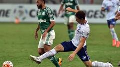 Agustin Allione lucha un bal&oacute;n con Santiago Romero durante el encuentro de Copa Libertadores entre Palmeiras y Nacional de Montevideo.