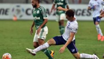 Agustin Allione lucha un bal&oacute;n con Santiago Romero durante el encuentro de Copa Libertadores entre Palmeiras y Nacional de Montevideo.