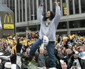 En su cuarto año como profesional, Troy Polamalu disputó su primera Super Bowl, la número XL, en la que los Steelers se impusieron a los Seattle Seahawks, no sin polémica. En la foto le vemos en la celebración posterior al título por las calles de Pittsburgh.