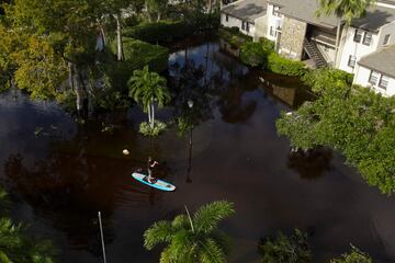 Landon Smith pasea en un bote a pedales en el vecindario de Tarpon Woods en Palm Harbor, Florida.