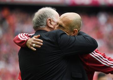 Bayern Múnich goleó al Frankfurt 5-1 y se coronó campeón de la Bundesliga. 