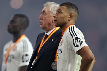 Mbapp y Ancelotti tras la entrega de medallas 