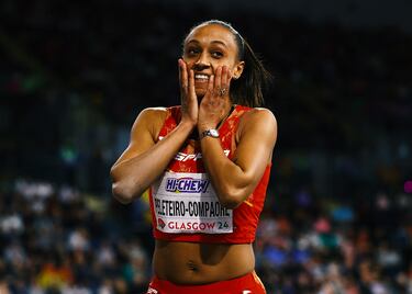 Alegría de Ana Peleteiro tras conseguir el bronce mundial 'indoor' con 14,75 en su regreso.