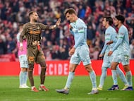 Los jugadores, tras la derrota.