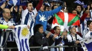 <b>COMPROMETIDOS. </b>Los seguidores de la Real Sociedad animan al equipo txuri-urdin durante un partido.