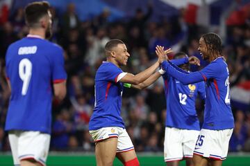 France's forward #10 Kylian Mbappe (C) celebrates with France's forward #25 Bradley Barcola