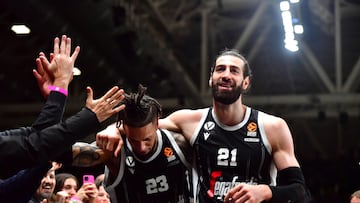 Daniel Hackett y Toko Shengelia se abrazan mientras saludan a los aficionados de la Virtus después de vencer al Olympiacos el pasado mes de diciembre.