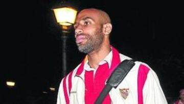 <b>EL DELANTERO MALÍ LLEGÓ AYER CON EL SEVILLA AL PARADOR MÁLAGA GOLF</b> El Sevilla quiso alejarse del mundanal ruido y decidió concentrarse ayer en el Parador Málaga Golf. Nada de centro de la ciudad y sí un retiro previo al partido. Allí llegó bien entrada la tarde con su gran figura, Kanouté, entre los elegidos. Kanouté ha sido objeto de debate esta semana en la capital hispalense. Muchos creen que ya es el mejor en la historia del club.