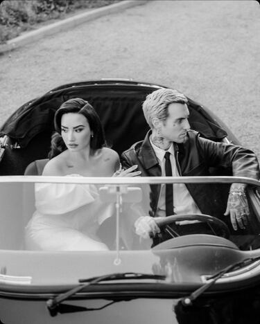 Demi Lovato, tras más de tres años de relación, se ha comprometido con Jordan 'Jutes' Lutes y ha dado el "sí, quiero". La ceremonia se ha celebrado en California según ha informado la revista ' Vogue'. El vestido de la novia lleva la firma de Vivienne Westwood, una diseñadora de moda y empresaria británica, considerada como la principal responsable de la estética asociada con el punk y el new wave.