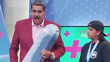 Nicol&aacute;s Maduro, Presidente de Venezuela, con una tabla de skate y la skater Mar&iacute;a Andr&eacute;s en su programa de televisi&oacute;n. 