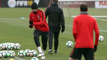 El Atlético trabajó con Juanfran y Vrsaljko, pero sin Giménez
