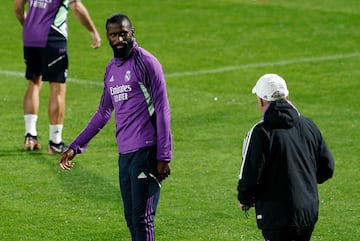 Rüdiger mirando a su entrenador, Carlo Ancelotti.