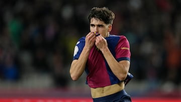 El defensa del FC Barcelona Pau Cubarsí celebra un gol.