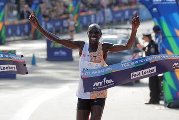 El keniata Geoffrey Kamworor cruza la línea de meta como ganador de la categoría masculina. 