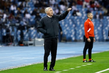 Carlo Ancelotti, con el brazo en alto, da instrucciones a sus jugadores desde su área técnica.